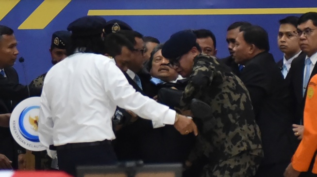 Sejumlah peserta upacara membopong Menteri Kelautan dan Perikanan Sakti Wahyu Trenggono yang pingsan saat memimpin upacara penghormatan dan pelepasan tiga jenazah pegawai Kementerian Kelautan dan Perikanan (KKP) korban kecelakaan pesawat ATR 42-500 di Politeknik AUP Jakarta, Minggu (25/1/2026). [ANTARA FOTO/Muhammad Iqbal/tom]