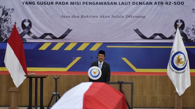 Menteri Kelautan dan Perikanan Sakti Wahyu Trenggono saat memimpin upacara penghormatan dan pelepasan tiga jenazah pegawai Kementerian Kelautan dan Perikanan (KKP) korban kecelakaan pesawat ATR 42-500 di Politknik AUP Jakarta, Minggu (25/1/2026). [ANTARA FOTO/Muhammad Iqbal/tom]