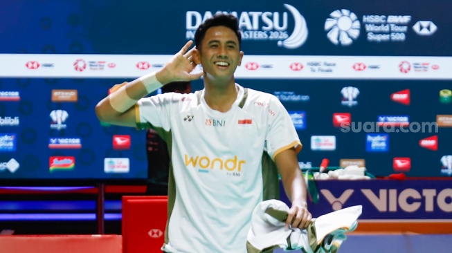 Pebulu tangkis tunggal putra Indonesia Alwi Farhan berselebrasi usai mengalahkan Pebulu Tangkis Thailand Panitchaphon Teeraratsakul di babak Final Daihatsu Indonesia Masters 2026 di Istora Senayan, Jakarta, Minggu (25/1/2026). [Suara.com/Alfian Winanto]