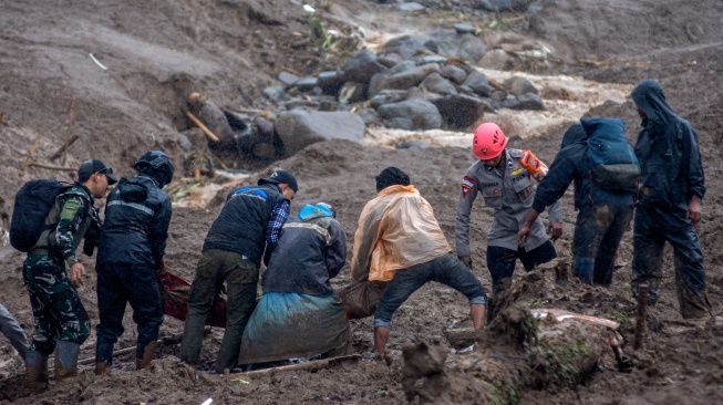 Tim SAR gabungan mengevakuasi korban bencana tanah longsor yang ditemukan di Desa Pasirlangu, Cisarua, Kabupaten Bandung Barat, Jawa Barat, Sabtu (24/1/2026). [ANTARA FOTO/Abdan Syakura/nz]