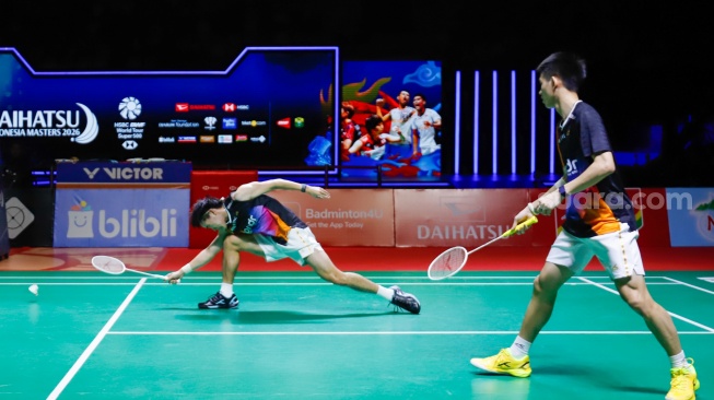 Ganda putra Raymond Indra/Nikolaus Joaquin saat menghadapi ganda putra Malaysia Goh Sze Fei/Nur Izzuddin pada final Daihatsu Indonesia Masters 2026 di Istora Senayan, Jakarta, Minggu (25/1/2026). [Suara.com/Alfian Winanto