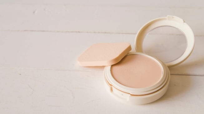 5 Bedak Waterproof yang Tahan Keringat untuk Usia 55 Tahun, Wajah Jadi Lebih Muda