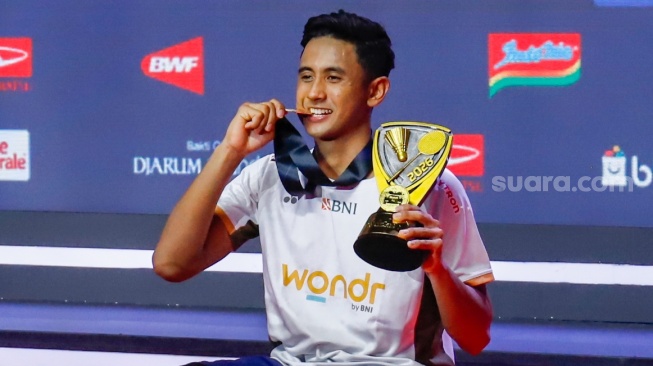 Pebulu tangkis tunggal putra Indonesia Alwi Farhan pose menggigit medali usai menjadi juara babak Final Daihatsu Indonesia Masters 2026 di Istora Senayan, Jakarta, Minggu (25/1/2026). [Suara.com/Alfian Winanto]