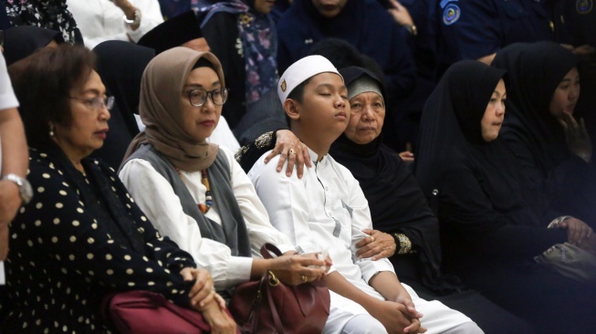 Sejumlah keluarga dan kerabat menghadiri upacara pelepasan jenazah pegawai Kementerian Kelautan dan Perikanan (KKP) korban jatuhnya pesawat ATR 42-500 di Politeknik AUP Jakarta, Minggu (25/1/2026). [ANTARA FOTO/Muhammad Iqbal/tom]