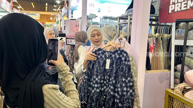 Modest fashion di Bazar Glam Local Fashion Parade di Grand Atrium, Kota Kasablanka, Jakarta. [Suara.com/Dini Afrianti]