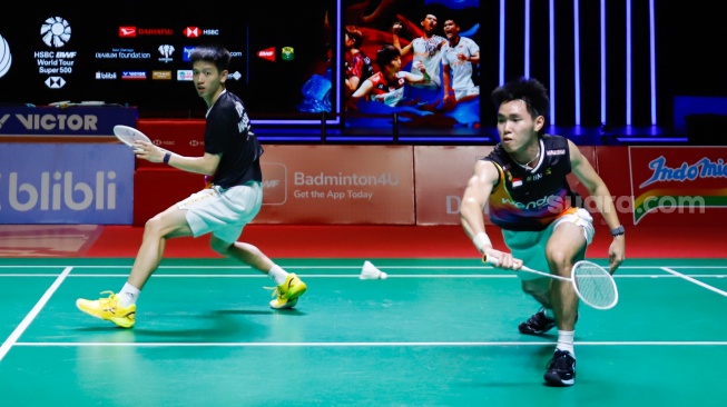 Ganda putra Raymond Indra/Nikolaus Joaquin saat menghadapi ganda putra Malaysia Goh Sze Fei/Nur Izzuddin pada final Daihatsu Indonesia Masters 2026 di Istora Senayan, Jakarta, Minggu (25/1/2026). [Suara.com/Alfian Winanto