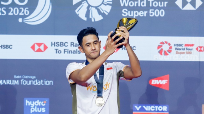 Pebulu tangkis tunggal putra Indonesia Alwi Farhan usai menjadi juara babak Final Daihatsu Indonesia Masters 2026 di Istora Senayan, Jakarta, Minggu (25/1/2026). [Suara.com/Alfian Winanto]