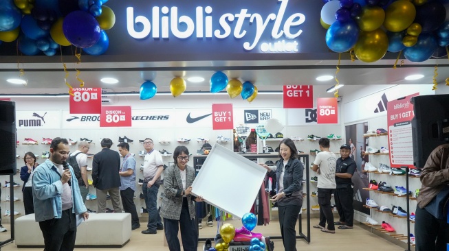 Kiri ke Kanan- Krisantia Nugraha, Group Head Groceries & Lifestyle Blibli dan Elsa Maria Pattie, Trade Partnership Category Manager - Sport dalam kegiatan Peluncuran BlibliStyle Outlet di lantai 3 Gedung Ranch Market Pesanggrahan, Jakarta Barat. [Handout]