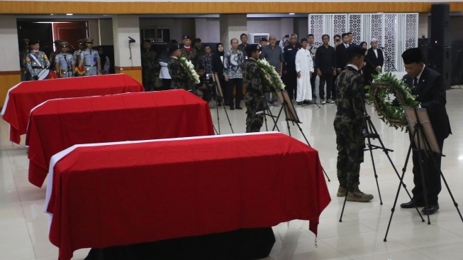 Wakil Menteri Kelautan dan Perikanan Didit Herdiawan (kanan) meletakan karangan bungan saat upacara pelepasan jenazah pegawai Kementerian Kelautan dan Perikanan (KKP) korban jatuhnya pesawat ATR 42-500 di Politeknik AUP Jakarta, Minggu (25/1/2026). [ANTARA FOTO/Muhammad Iqbal/tom]