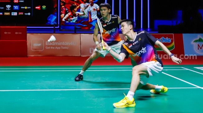 Ganda putra Raymond Indra/Nikolaus Joaquin saat menghadapi ganda putra Malaysia Goh Sze Fei/Nur Izzuddin pada final Daihatsu Indonesia Masters 2026 di Istora Senayan, Jakarta, Minggu (25/1/2026). [Suara.com/Alfian Winanto