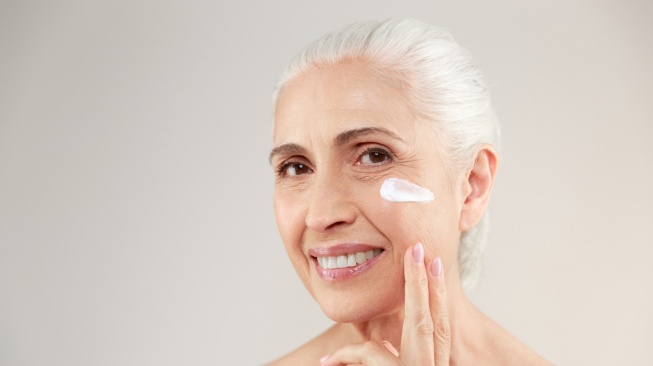 7 Rekomendasi Sunscreen SPF 50 untuk Usia 55 Tahun Ke Atas
