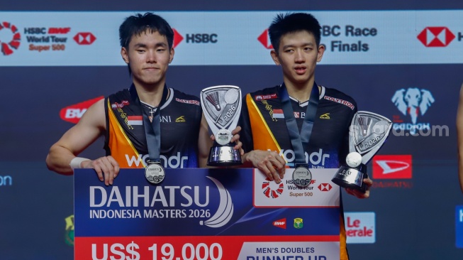 Ganda putra Raymond Indra/Nikolaus Joaquin di podium usai menjadi juara 2 pada final Daihatsu Indonesia Masters 2026 di Istora Senayan, Jakarta, Minggu (25/1/2026). [Suara.com/Alfian Winanto