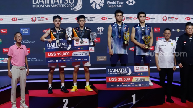 Ganda putra Raymond Indra/Nikolaus Joaquin di podium bersama ganda putra Malaysia Goh Sze Fei/Nur Izzuddin usai final Daihatsu Indonesia Masters 2026 di Istora Senayan, Jakarta, Minggu (25/1/2026). [Suara.com/Alfian Winanto