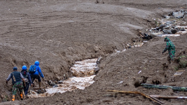 Tim SAR gabungan melakukan pencarian korban bencana tanah longsor di Desa Pasirlangu, Cisarua, Kabupaten Bandung Barat, Jawa Barat, Sabtu (24/1/2026). [ANTARA FOTO/Abdan Syakura/nz]