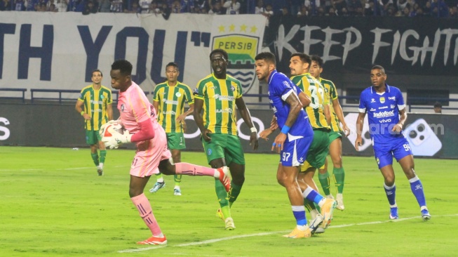 Pertandingan BRI Super League Pekan ke-18 antara Persib Bandung vs PSBS Biak di Stadion Gelora Bandung Lautan Api (GBLA), Minggu (25/1/2026). [Suara.com/Rahman]