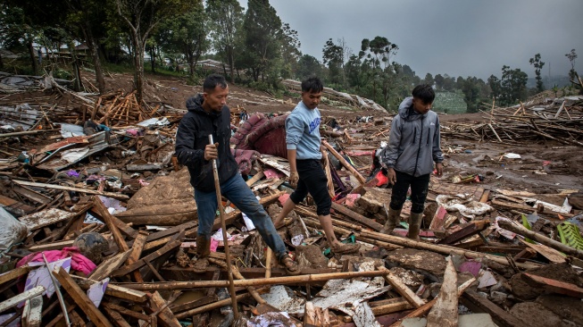 Warga mencari barang yang masih dapat digunakan di antara puing rumah yang tertimbun material longsor di Desa Pasirlangu, Cisarua, Kabupaten Bandung Barat, Jawa Barat, Sabtu (24/1/2026). [ANTARA FOTO/Abdan Syakura/nz]