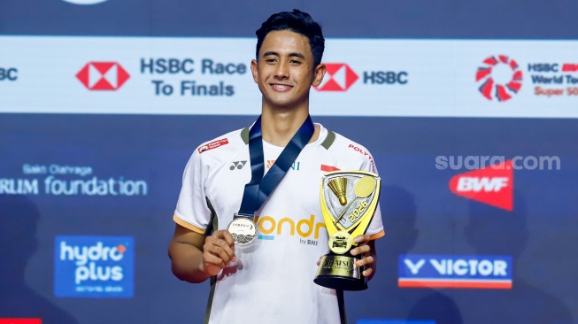 Pebulu tangkis tunggal putra Indonesia Alwi Farhan usai menjadi juara babak Final Daihatsu Indonesia Masters 2026 di Istora Senayan, Jakarta, Minggu (25/1/2026). [Suara.com/Alfian Winanto]
