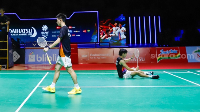 Ganda putra Raymond Indra/Nikolaus Joaquin saat menghadapi ganda putra Malaysia Goh Sze Fei/Nur Izzuddin pada final Daihatsu Indonesia Masters 2026 di Istora Senayan, Jakarta, Minggu (25/1/2026). [Suara.com/Alfian Winanto