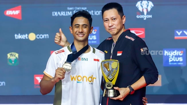 Pebulu tangkis muda Indonesia Alwi Farhan sukses mengakhiri penantian panjang tuan rumah di sektor tunggal putra setelah menjuarai BWF World Tour Super 500 Daihatsu Indonesia Masters 2026. Bertanding di Istora Gelora Bung Karno, Senayan, Minggu, (25/1). [Suara.com/Alfian Winanto]