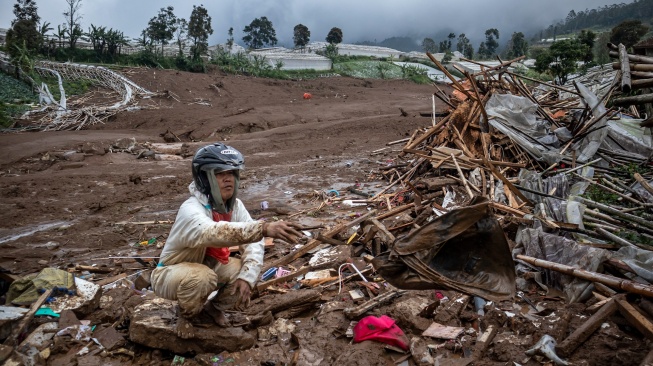 Warga mencari barang di antara puing rumahnya yang tertimbun material longsor di Desa Pasirlangu, Cisarua, Kabupaten Bandung Barat, Jawa Barat, Sabtu (24/1/2026). [ANTARA FOTO/Abdan Syakura/nz]