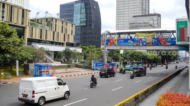 Pekerja menyelesaikan pembangunan Jembatan Penyeberangan Orang (JPO) Sarinah, Jakarta Pusat, Senin (26/1/2026). [Suara.com/Alfian Winanto]