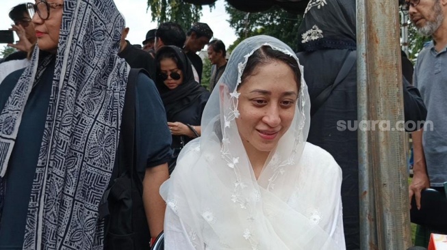 Proses pemakaman Lucky Widja alias Lucky Element di TPU Jeruk Purut, Senin, 26 Januari 2026, sang istri Aleima Sharuna berusaha tegar. [Rena Pangesti/Suara.com]