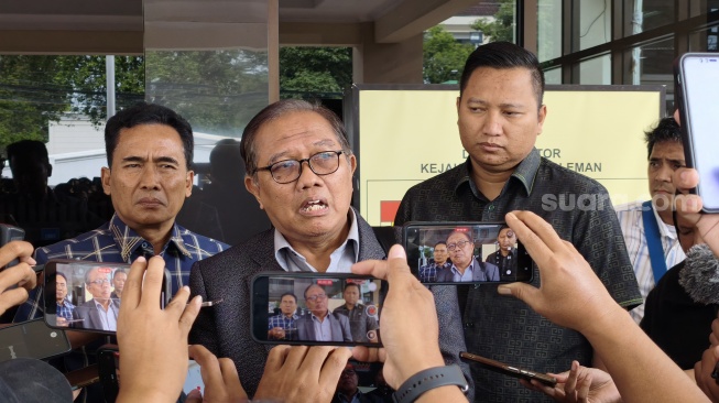 Penasihat hukum Hogi, Teguh Sri Raharjo saat memberi keterangan di Kejari Sleman, Senin (26/1/2026). (Suara.com/Hiskia)