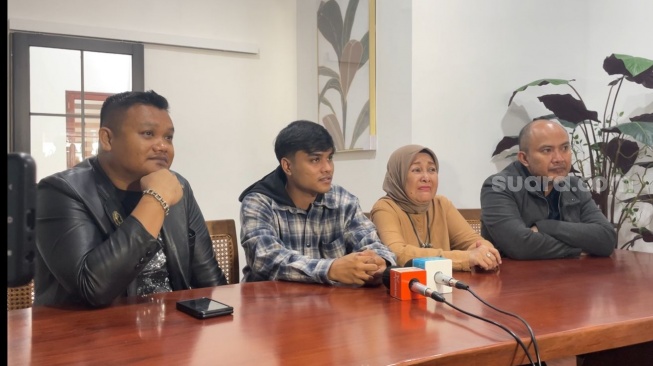 Ressa Rizky Rossano (kedua dari kiri) menggelar jumpa pers terkait kasus penelantaran anak yang dia tuduhkan terhadap Denada, yang juga dia kliam sebagai ibu kandungnya di kawasan Kebayoran Baru, Jakarta Selatan, pada Sabtu (24/1/2026). [Tiara Rosana/Suara.com]