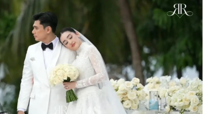 Intip Detail Gaun dan Makeup Ranty Maria saat Pemberkatan Nikah di Bali: Glam in White!