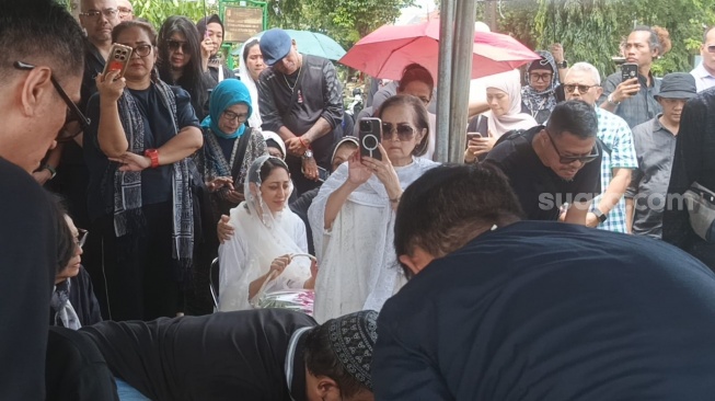 Proses pemakaman Lucky Widja alias Lucky Element di TPU Jeruk Purut, Senin, 26 Januari 2026. [Rena Pangesti/Suara.com]