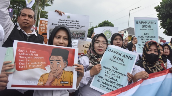 Sejumlah anggota Perkumpulan Guru Madrasah (PGM) Indonesia menggelar unjuk rasa saat Apel Akbar Guru Honorer di Kota Tasikmalaya, Jawa Barat, Senin (26/1/2026). [ANTARA FOTO/Adeng Bustomi/foc]