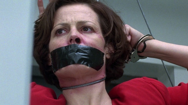 Film Copycat yang dibintangi Sigourney Weaver dan Holly Hunter akan tayang Senin (26/1/2026) malam ini pukul 23.00 WIB di Trans TV. [YouTube]