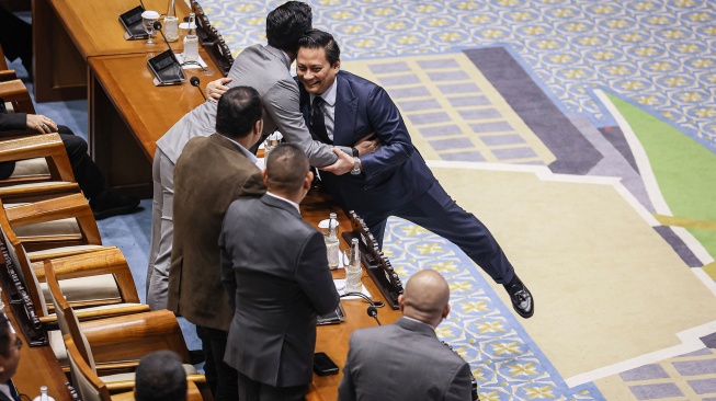 Deputi Gubernur Bank Indonesia (BI) terpilih Thomas Djiwandono (kanan) menerima ucapan selamat dari Wakil Ketua Komisi I DPR Budisatrio Djiwandono (kiri) pada Rapat Paripurna DPR ke-12 Masa Persidangan III Tahun Sidang 2025-2026 di Kompleks Parlemen, Senayan, Jakarta, Selasa (27/1/2026). [ANTARA FOTO/Dhemas Reviyanto/wsj]