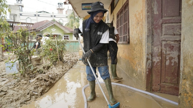 Aksi Nyata BRI Peduli, Relawan Bersihkan Sekolah Terdampak Bencana di Aceh Tamiang