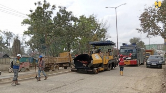 Kementerian PU melakukan perbaikan jalan di Aceh pascabencana. [BPJN]