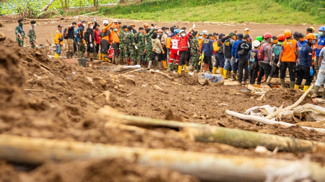 Tim SAR melakukan pencarian korban bencana longsor di Pasirlangu, Cisarua, Kabupaten Bandung Barat, Jawa Barat, Selasa (27/1/2026). [ANTARA FOTO/Novrian Arbi/aww]