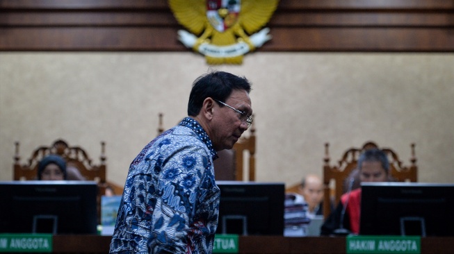 Mantan Komisaris Utama PT Pertamina (Persero) periode 2019-2024 Basuki Tjahaja Purnama atau Ahok bersiap memberikan keterangan di sidang kasus dugaan korupsi tata kelola minyak mentah di Pengadilan Tipikor, Jakarta, Selasa (27/1/2026). [ANTARA FOTO/Putra M. Akbar/wsj]