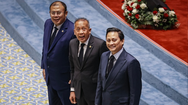 Wakil Ketua DPR Saan Mustopa (tengah) dan Cucun Ahmad Syamsurijal (kiri) berfoto bersama dengan Deputi Gubernur Bank Indonesia (BI) terpilih Thomas Djiwandono (kanan) pada Rapat Paripurna DPR ke-12 Masa Persidangan III Tahun Sidang 2025-2026 di Kompleks Parlemen, Senayan, Jakarta, Selasa (27/1/2026). [ANTARA FOTO/Dhemas Reviyanto/wsj]