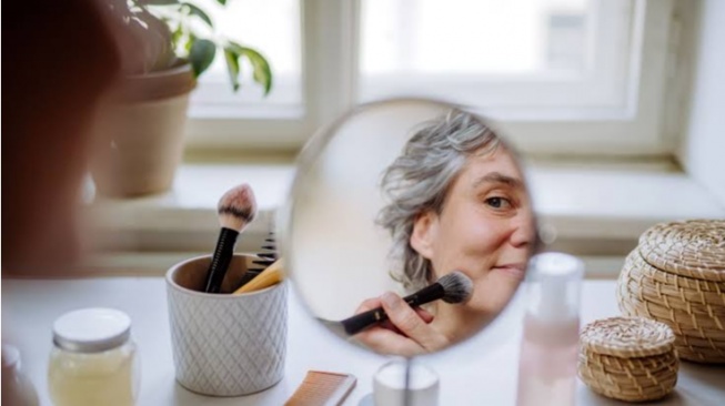 5 Rekomendasi Bedak untuk Menyamarkan Hiperpigmentasi Usia 45 Tahun ke Atas