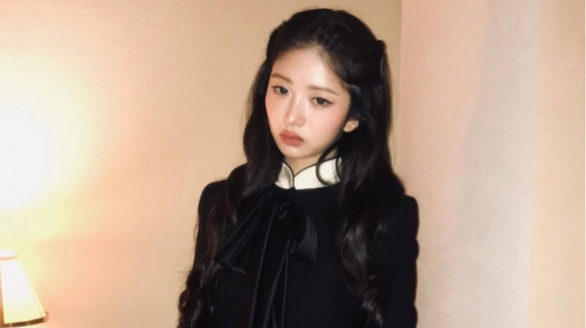 4 Inspirasi OOTD Y2K Vibes ala Rei IVE, Tampil Lebih Fresh dan Playful!