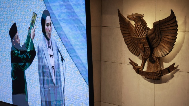 Layar monitor menampilkan anggota DPR Fraksi Partai Golkar Sari Yuliati (kedua kiri) mengucapkan sumpah jabatan saat dilantik pada Rapat Paripurna DPR ke-12 Masa Persidangan III Tahun Sidang 2025-2026 di Kompleks Parlemen, Senayan, Jakarta, Selasa (27/1/2026). [ANTARA FOTO/Dhemas Reviyanto/wsj]