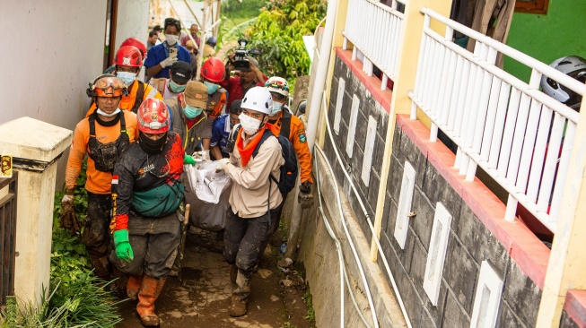 Tim SAR gabungan membawa kantong berisi jenazah korban bencana longsor di Pasirlangu, Cisarua, Kabupaten Bandung Barat, Jawa Barat, Selasa (27/1/2026). [ANTARA FOTO/Novrian Arbi/aww]