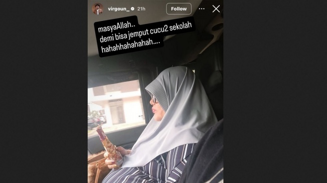 Eva Manurung rela mengenakan hijab untuk bisa menjemput cucu-cucunya dari sekolah. [Instagram]
