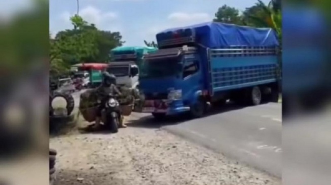 Sopir truk memblokade jalan Trans Sulawesi di Walenrang, Luwu, Sulawesi Selatan [SuaraSulsel.id/Istimewa]