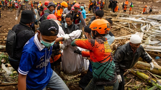 Tim SAR gabungan membawa kantong jenazah saat proses evakuasi korban bencana longsor di Pasirlangu, Cisarua, Kabupaten Bandung Barat, Jawa Barat, Selasa (27/1/2026). [ANTARA FOTO/Novrian Arbi/aww]
