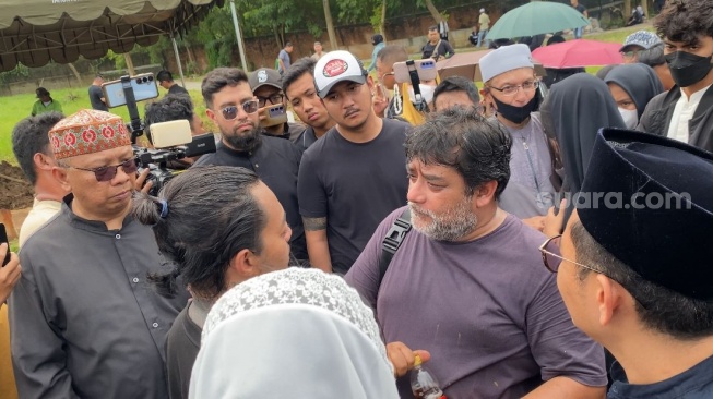  Reza Arap menemui ayah Lula Lahfah, M Feroz di pemakaman sang kekasih di TPU Rawa Terate, Cakung, Jakarta Timur, Sabtu (24/1/2026). [Tiara Rosana/Suara.com]