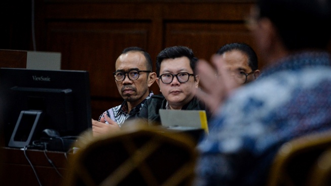 Terdakwa kasus dugaan korupsi tata kelola minyak mentah Riva Siahaan (kiri) mendengarkan keterangan dari mantan Komisaris Utama PT Pertamina (Persero) periode 2019-2024 Basuki Tjahaja Purnama saat sidang di Pengadilan Tipikor, Jakarta, Selasa (27/1/2026). [ANTARA FOTO/Putra M. Akbar/wsj]