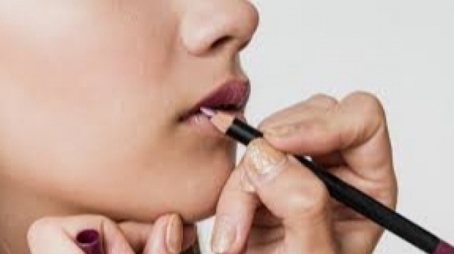 5 Rekomendasi Lip Liner untuk Samarkan Bibir Gelap Usia 40 tahun