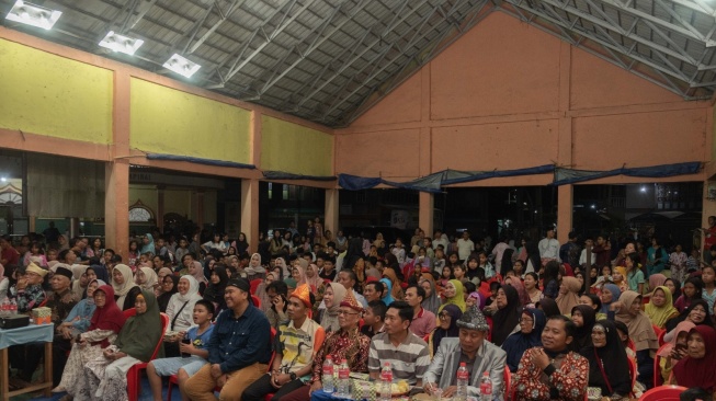 Masyarakat Tempirai yang menyaksikan diskusi buku dan pemutaran film dokumenter yang digelar Kampung Inggris Tempirai dan Balai Pelestarian Kebudayaan (BPK) Wilayah VI Sumsel. Mohamad Shabir Al Fikri