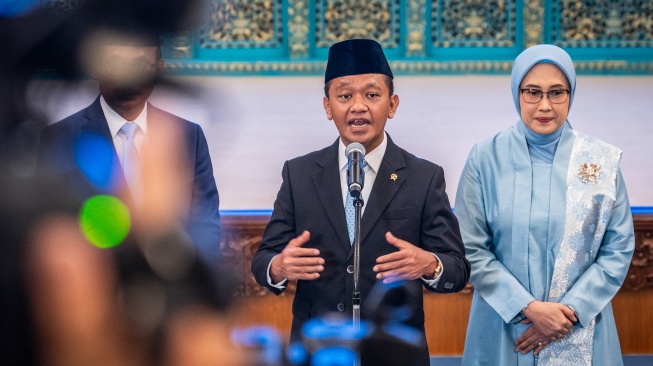 Menteri ESDM sekaligus Ketua Harian Dewan Energi Nasional Bahlil Lahadalia (kedua kanan) didampingi anggota Dewan Energi Nasional Sripeni Inten Cahyani (kanan) memberikan keterangan usai pelantikan Dewan Energi Nasional (DEN) di Istana Negara, Jakarta, Rabu (28/1/2026). [ANTARA FOTO/Bayu Pratama S/wsj]